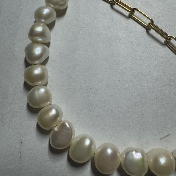 Elegant Gold and Cream Pearl Bracelet - Picture 2 of 3